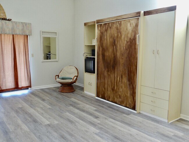 Building Photo - Large Efficiency Apartment with amenities in Surfside Beach