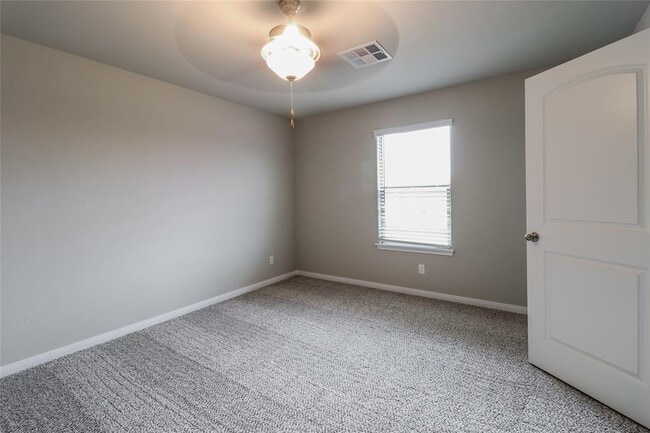 Building Photo - 421 St James Pl