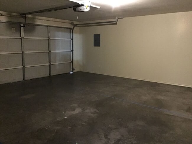 Building Photo - 2/2/2 LAWNCARE INCLUDED - near Hospital Di...