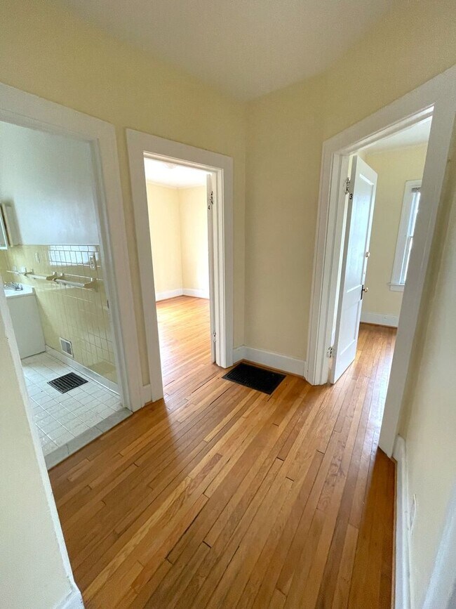 Building Photo - 903 Dewey Ave