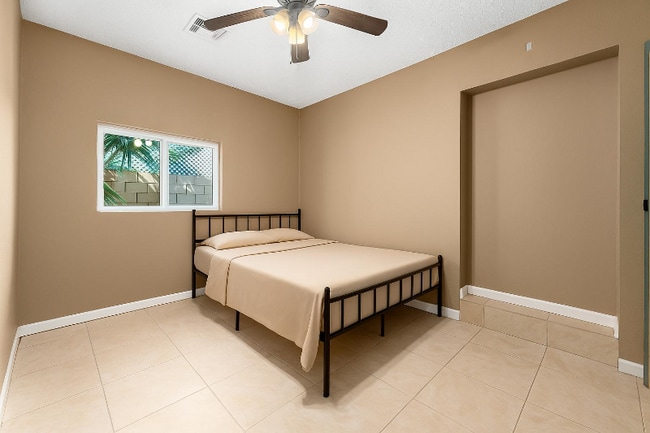 Building Photo - 2348 W Laurel Ln