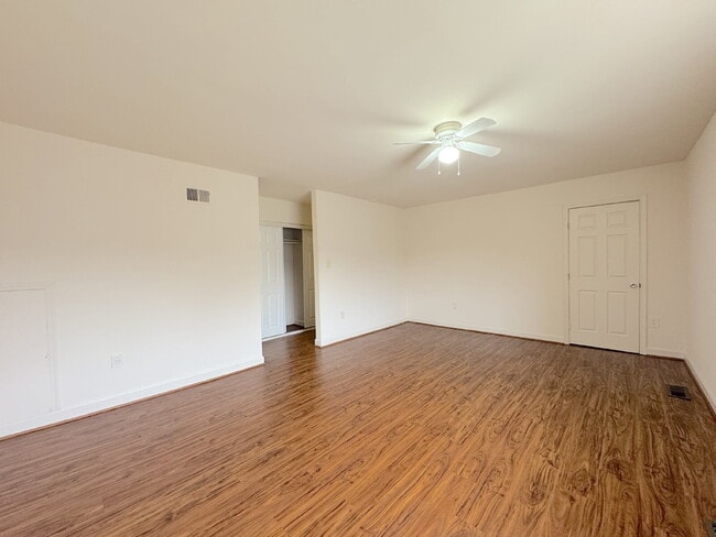 Building Photo - Welcome to this charming 2-bedroom, 2-bathroom townhouse nestled in the heart of Annandale.