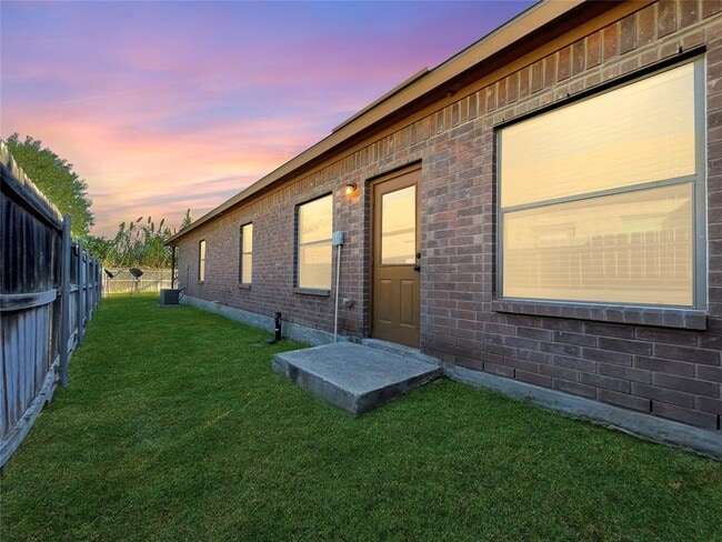 Building Photo - 256 Rosalie Dr