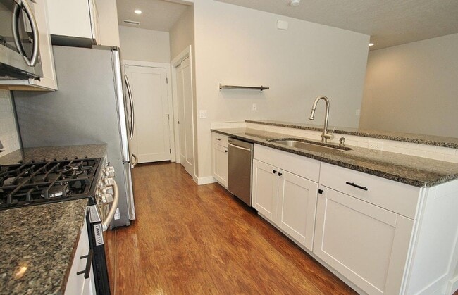 Building Photo - Immaculate Townhouse in Quiet Community