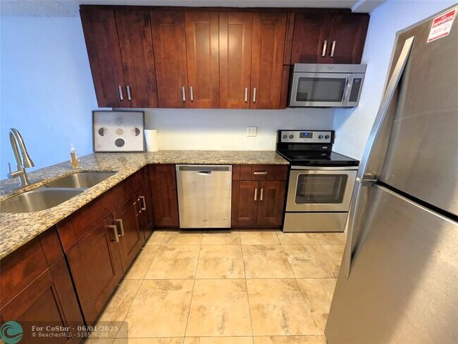 Building Photo - 2320 S Cypress Bend Dr