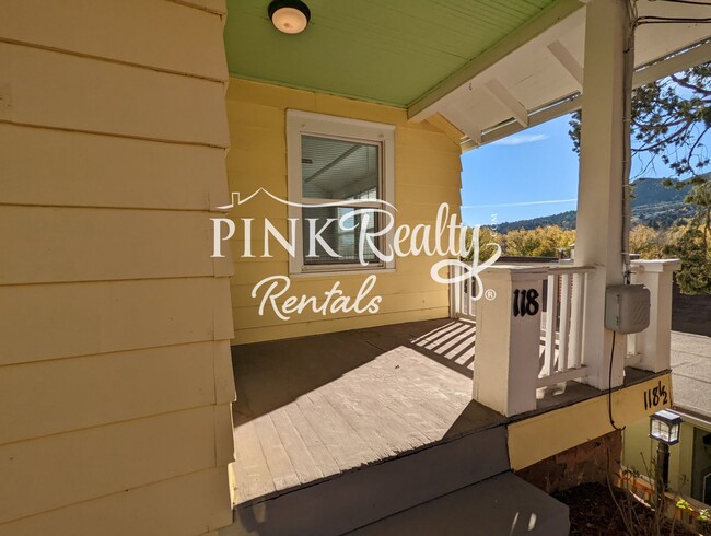 Building Photo - Cozy Triplex in Desirable Manitou Springs!