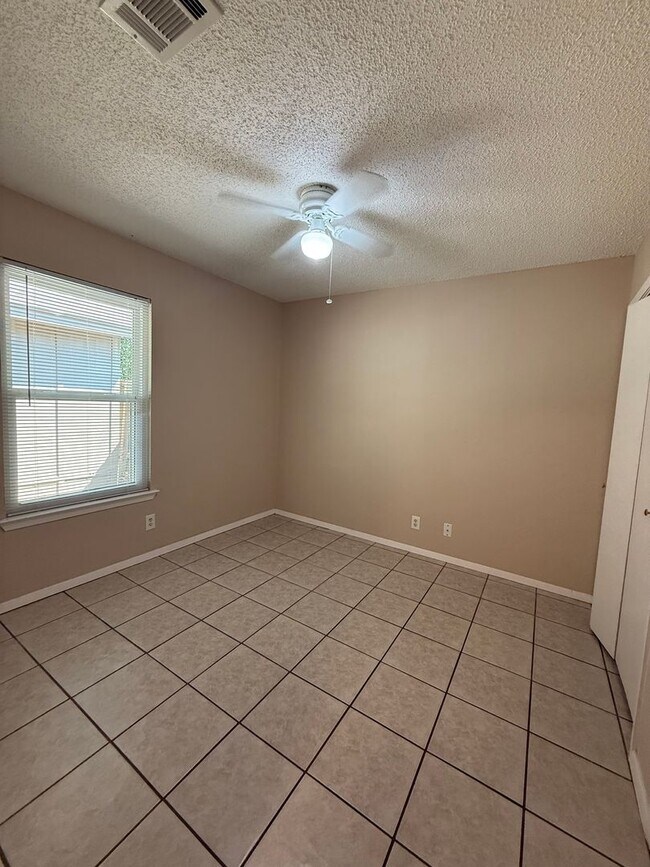 Building Photo - 1402 Westcott Dr