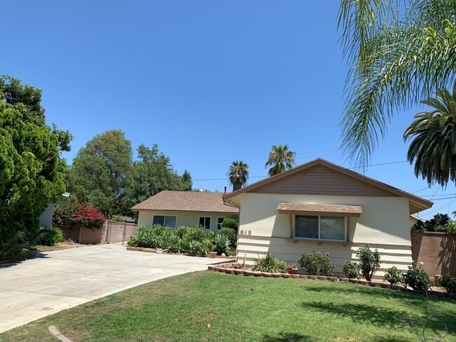 Building Photo - 512 S La Serena Dr