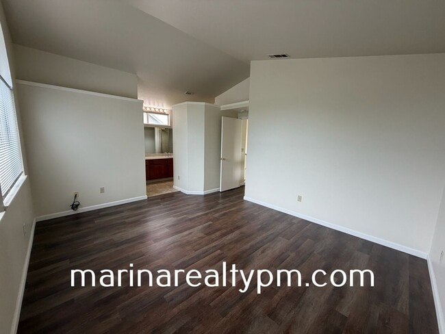 Building Photo - Glen Cove Beauty 3 bed 2.5  bath 2 Story home in established neighborhood