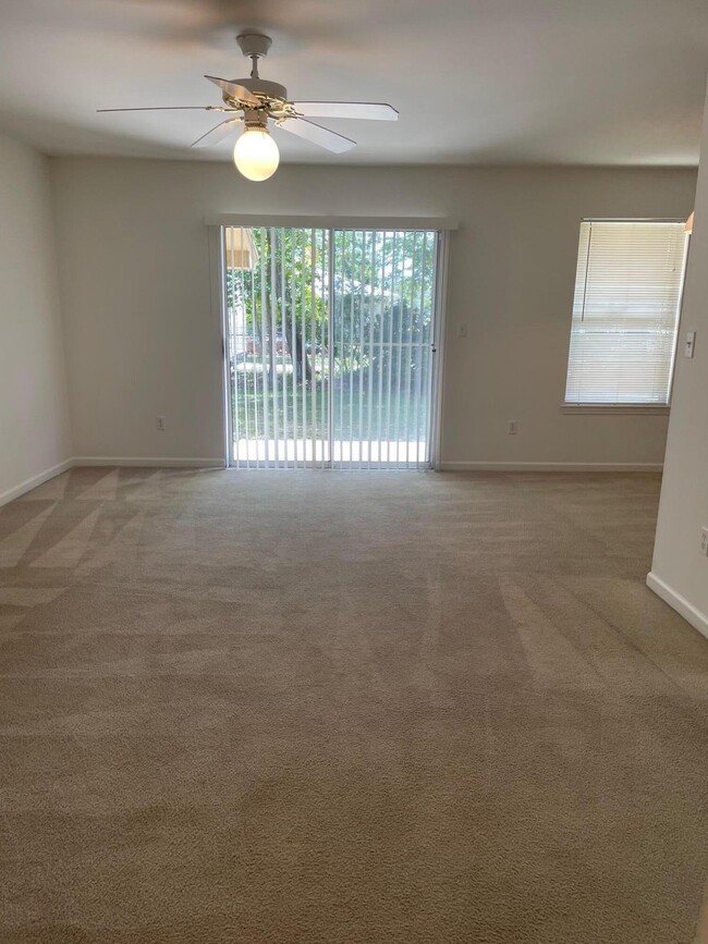 Building Photo - 879 Fairview Dr