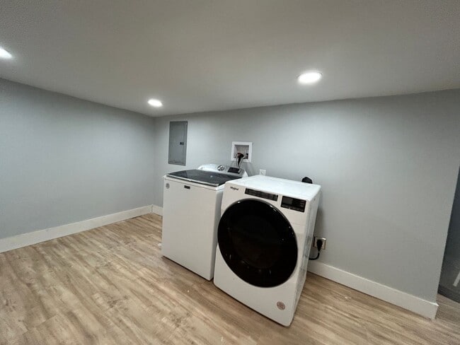 Building Photo - 3 bedroom 1.5 bath house with backyard ava...