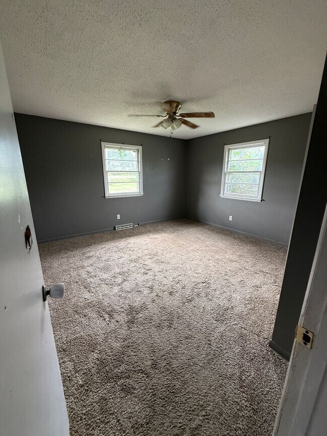 Building Photo - 3 bedroom/2 bathroom/2 car garage house