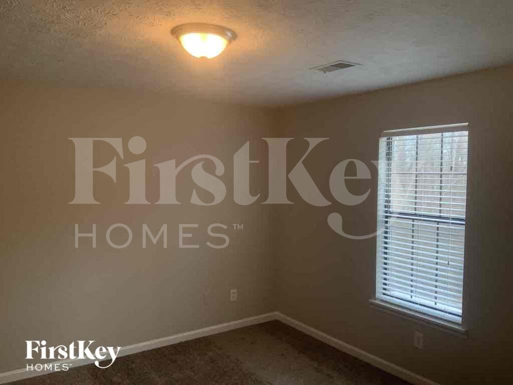 Building Photo - 2215 Rock Springs Rd