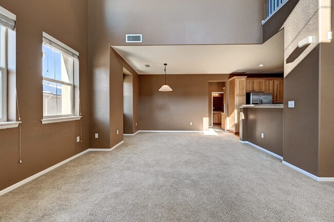 Building Photo - $2,675 - 2 Bed, 2 Bath Updated Condo in Hi...