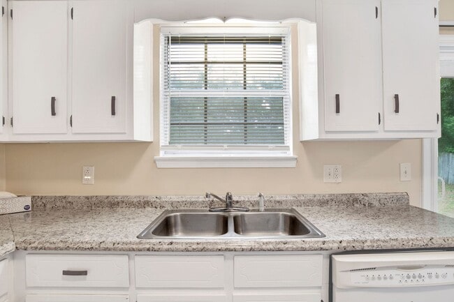 Building Photo - 4 Bed Home with Large Yard