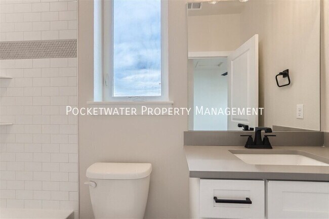 Building Photo - 1349 Baker St