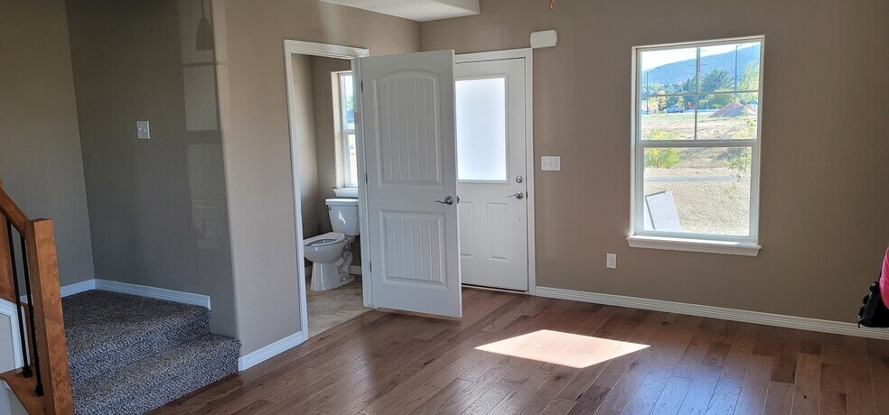 Building Photo - 3039 Upland Dr