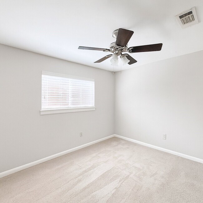 Building Photo - 5807 Silver Frst Dr