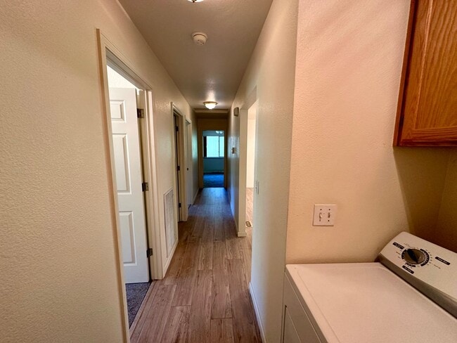 Building Photo - Adorable 3 Bedroom 2 Bathroom Home Just Minutes to Downtown Grass Valley