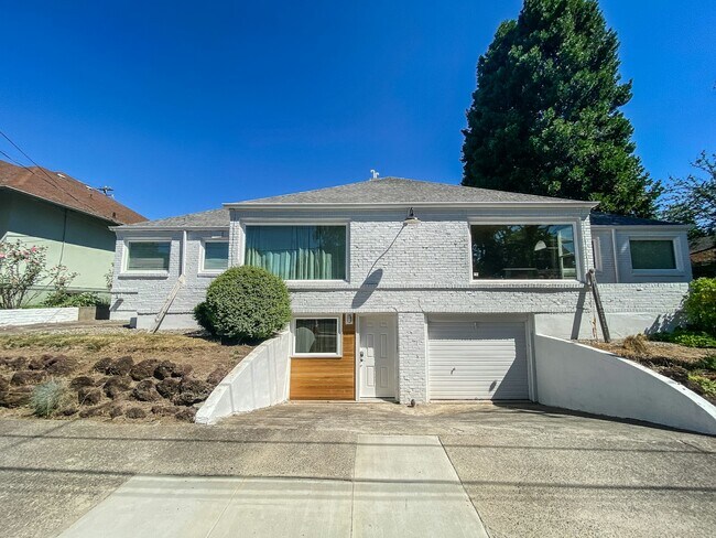 Building Photo - 2715 NE Weidler St