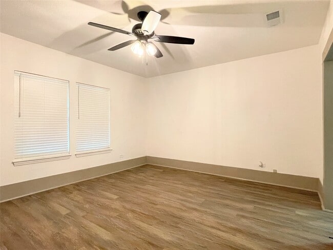 Building Photo - 210 Crescent Dr