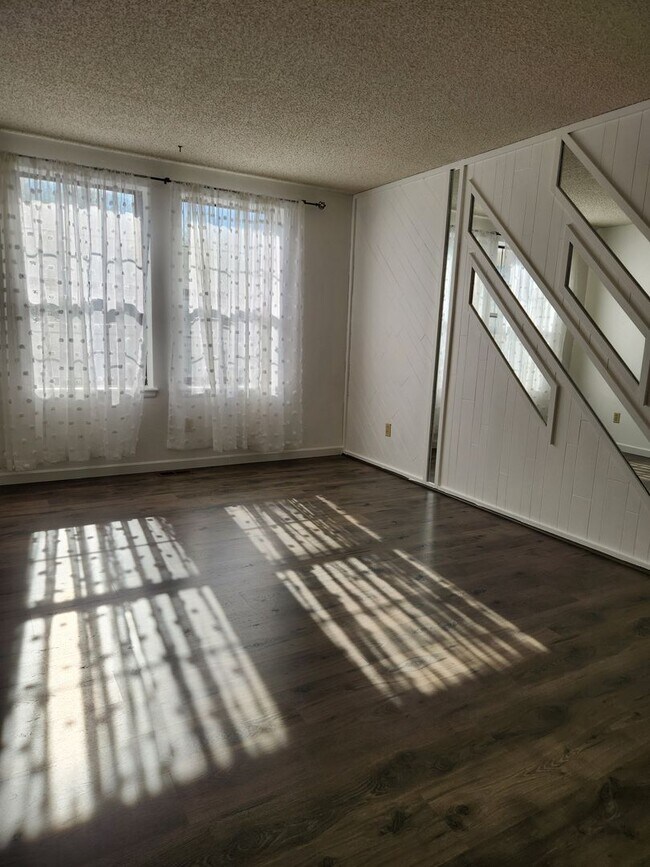 Building Photo - Fresh paint! Amazing first floor unit in A...