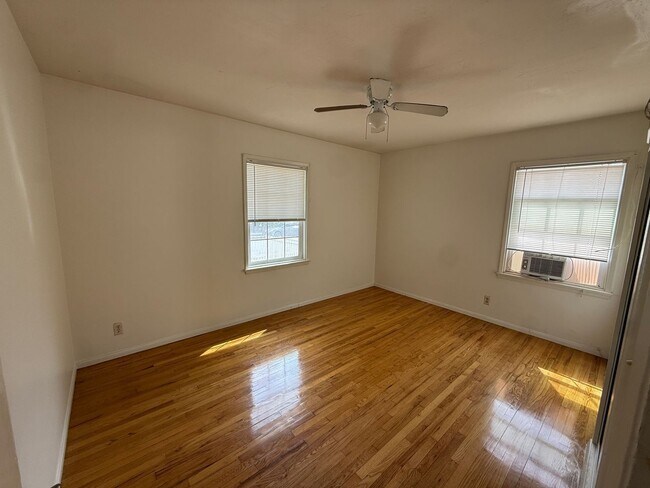 Building Photo - 417 E Walnut Ave