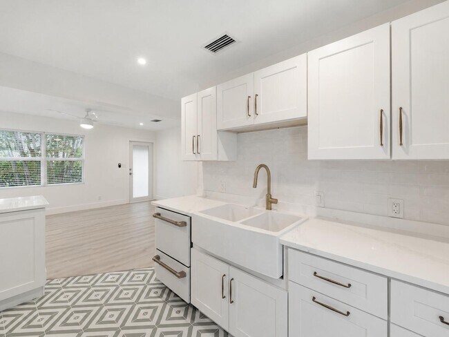 Building Photo - 514 52nd St
