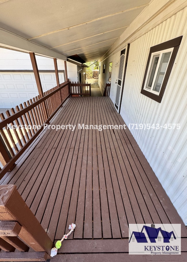 Building Photo - Spacious 2 Bed / 2 Bath Home with Oversized Garage & Updates Throughout $1200/$1200