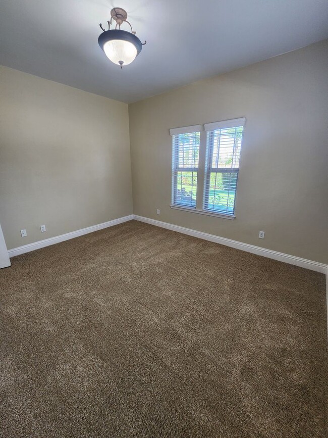 Building Photo - Gorgeous and Spacious 4 Bedroom Home