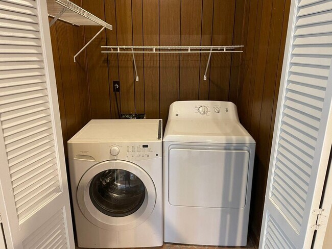 Building Photo - Spacious 4-Bedroom Home Just Minutes from the University of Memphis!