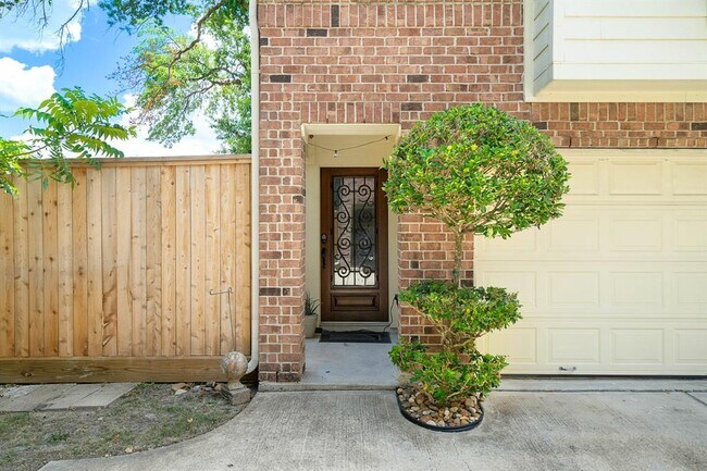 Building Photo - 909 W 21st St