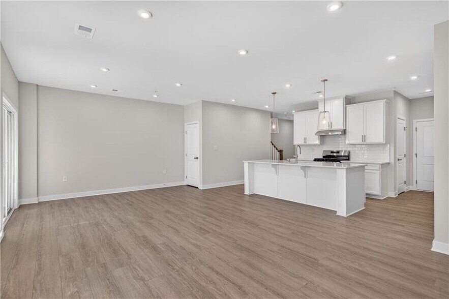 Building Photo - 325 Enchanted Ct