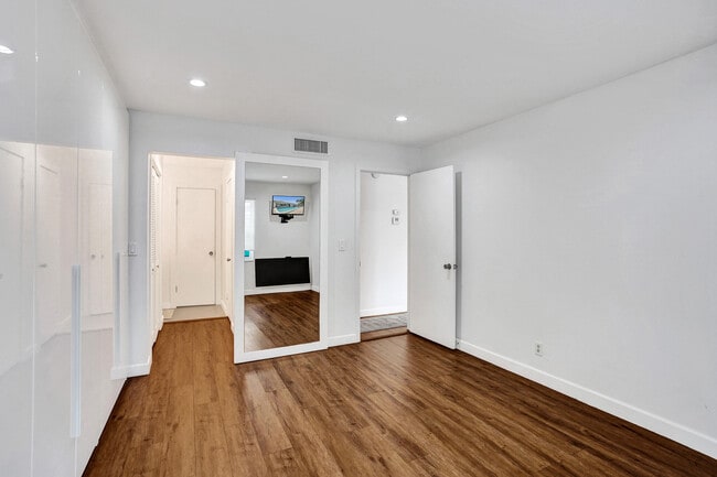 Building Photo - 6289 Bay Club Dr