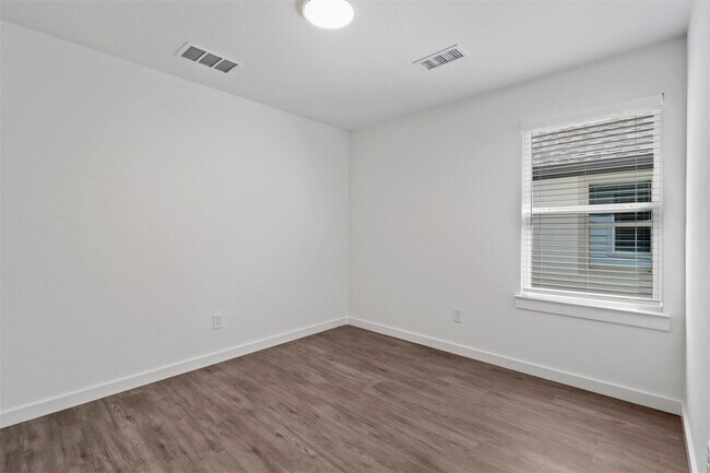 Building Photo - 719 Maple Row