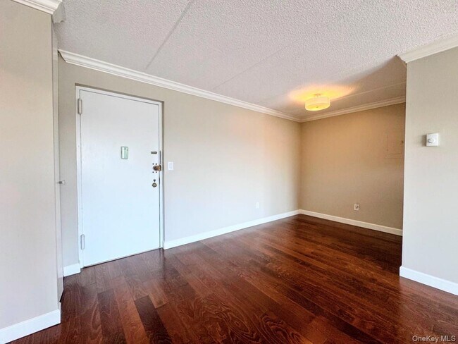 Building Photo - 128 Colonial Pkwy