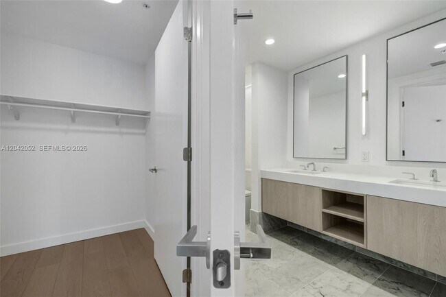 Building Photo - 9221 E Bay Harbor Dr