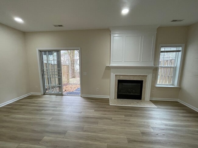 Building Photo - Elegant And Spacious 3 Bed 3.5 Bath Townhome In Vibrant Loudon Parkway Center