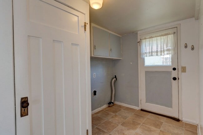 Building Photo - Three Bedroom One Bath House