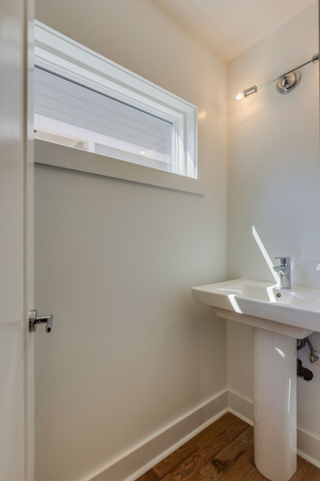 Building Photo - 1822 16th Ave N