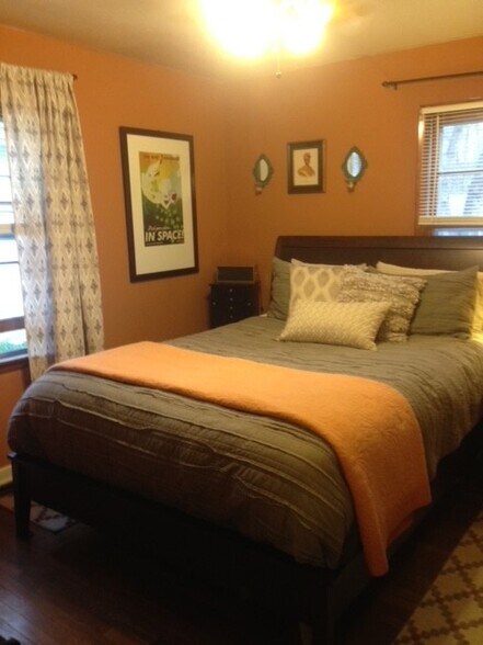 1st bedroom, has 2 closets - 213 E Vermilya Ave