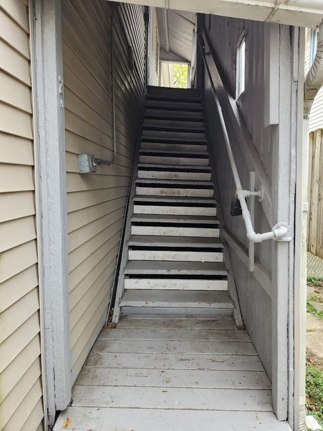 Building Photo - Freshly Renovated 1-Bedroom-Convenient Loc...