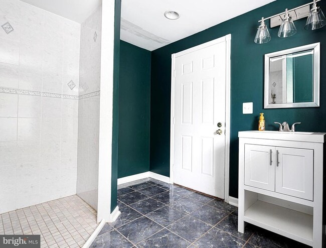 Building Photo - 703 E Broadway