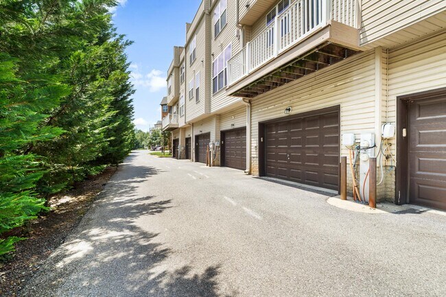 Building Photo - 1424 Trafalgar Ln