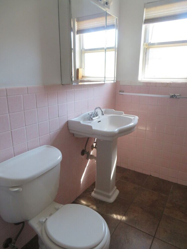 Building Photo - 4 Bedrooms, 1.5 bath Home For Rent with Al...