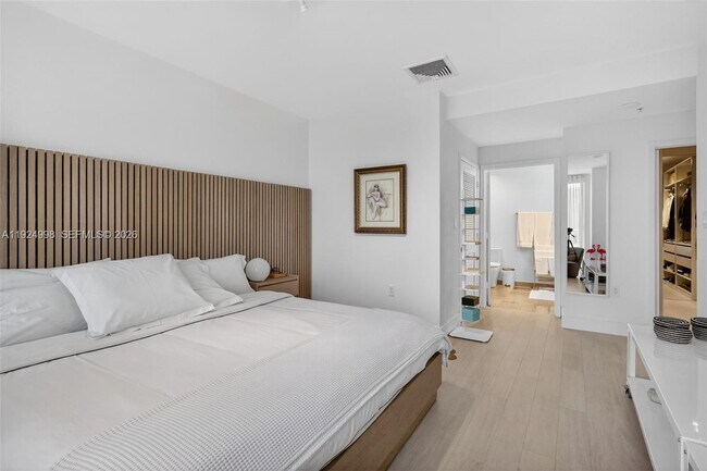 Building Photo - 10275 Collins Ave