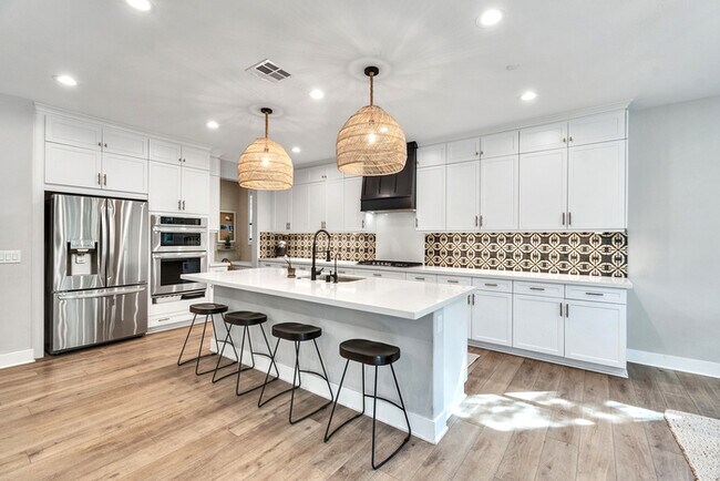 Building Photo - Light and bright 4 bedroom 3 bath beauty i...
