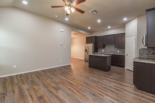 Building Photo - 15627 Sycamore Dr