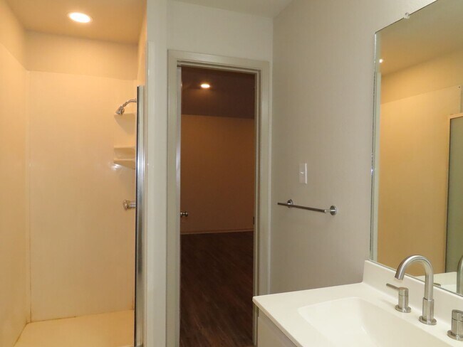 Building Photo - Updated 5 bedroom, 3 bathroom home in Tyle...
