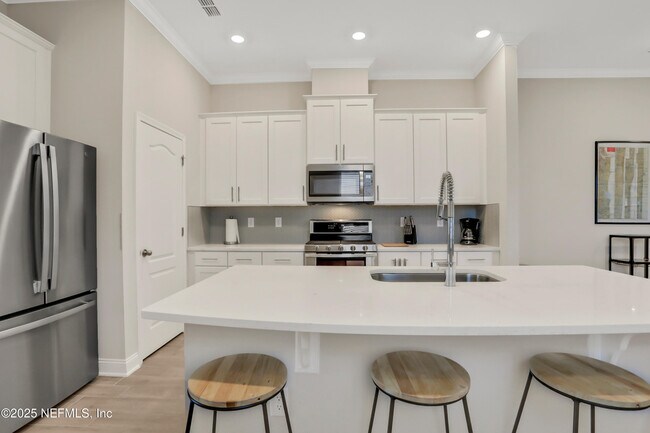 Building Photo - 404 Thistleton Wy